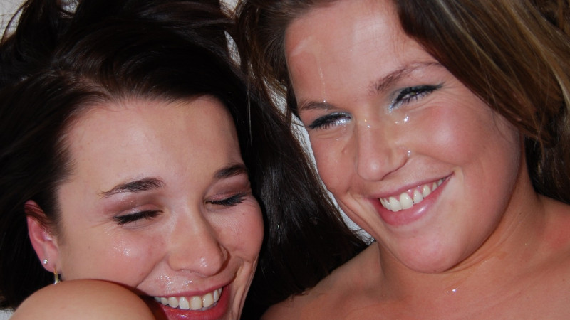 Film 2 Girlfriends, vibrators and 1 real cock