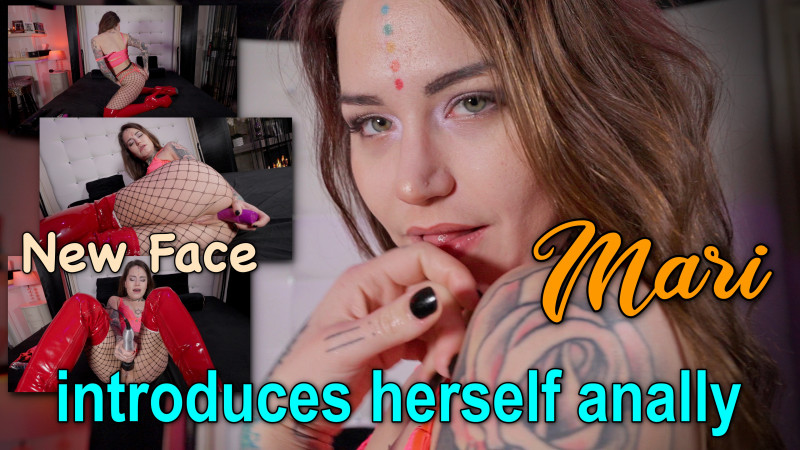 Film New Face: Mari (26) introduces herself with open ass